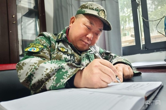 张著文记录巡山日记（央广网见习记者 栾小琳 摄）