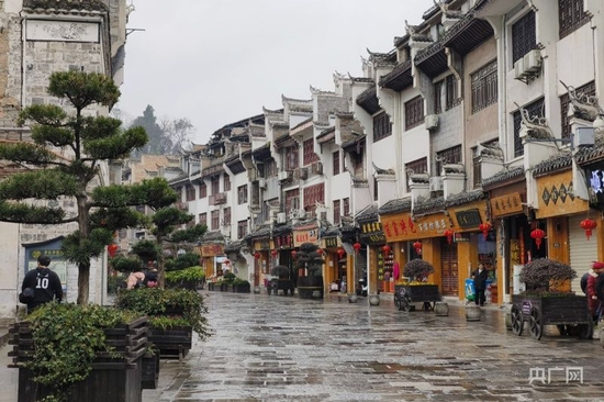 古色古香的镇远街道（央广网见习记者 栾小琳 摄）