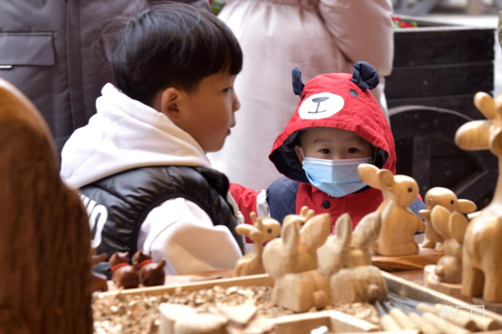 镇远文创产品吸引“小游客”的目光（央广网发 江春健 摄）