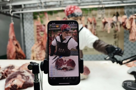 公司员工线上直播销售牛肉（央广网见习记者 栾小琳 摄）