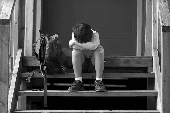  遭遇校园欺凌后，10岁的小逸不知道该怎么处理（图片源于网络）