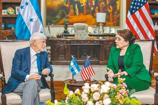  洪都拉斯总统与美总统特使多德会面。