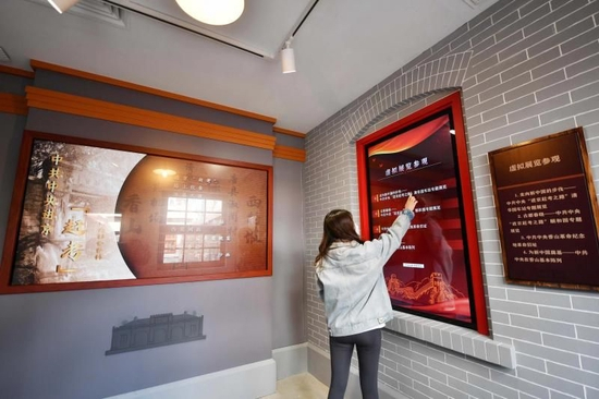  观众在清华园车站旧址影音体验区内观展