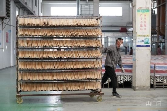  衣架产业发展带动当地群众实现家门口就业增收（央广网发 雷琦竣 摄）