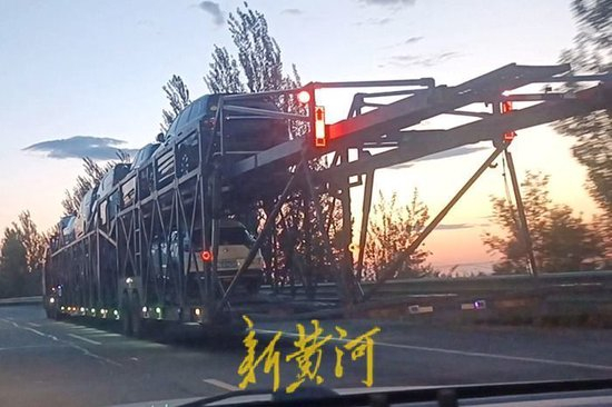 涉事轿运车驶入102国道