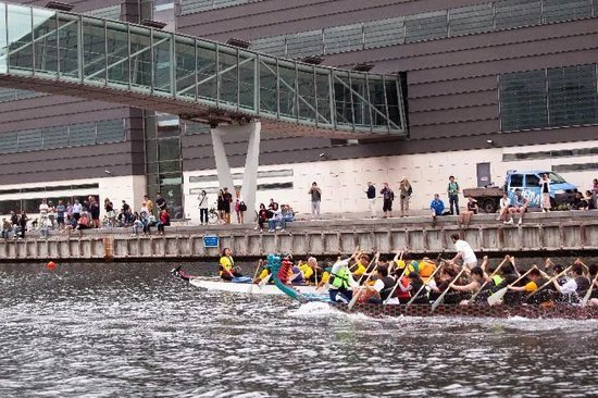 6月18日，在丹麦哥本哈根南港码头举行的第六届哥本哈根龙舟文化节上，人们比赛划龙舟。新华社发