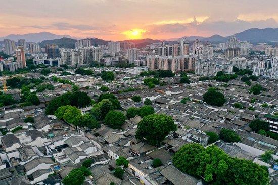 2021年7月10日，夕阳映照下的福建福州三坊七巷历史文化街区。