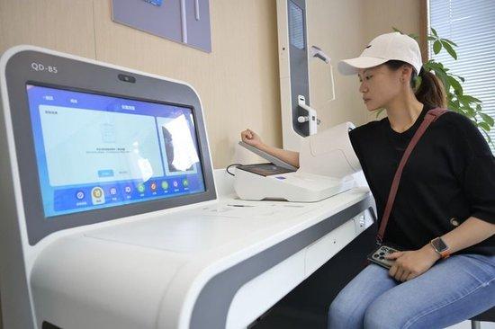 在浙江省杭州市萧山区梅林村美好生活中心，一名女士自助测量血压（2023年6月7日摄）。新华社记者 才扬 摄