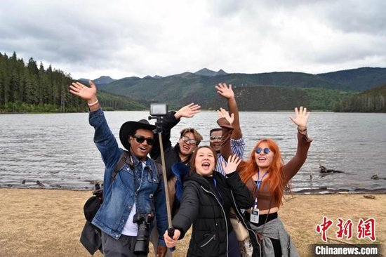  图为多国“Z世代”青年在普达措国家公园游览。　李嘉娴 摄