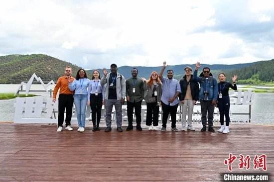 图为多国“Z世代”青年在普达措国家公园游览。　李嘉娴　摄