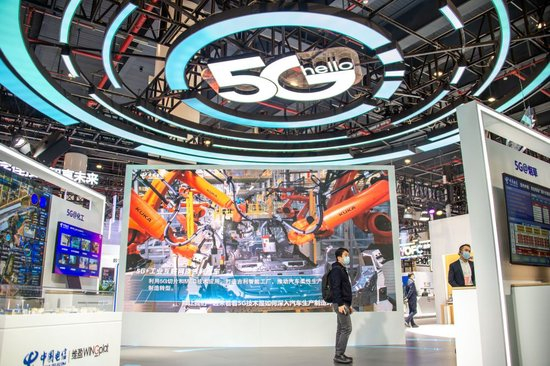 这是在位于湖北省武汉市的中国光谷科技会展中心拍摄的“5G+工业互联网成果展”现场（2021年11月20日摄）。新华社记者 伍志尊 摄