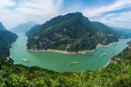 船舶行驶在三峡大坝上游湖北省宜昌市秭归县水域（2023年6月10日摄）。新华社发（郑家裕 摄）