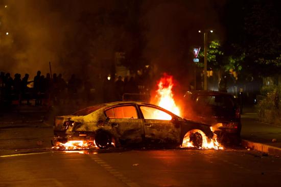  被抗议者烧毁的汽车。图源：france24