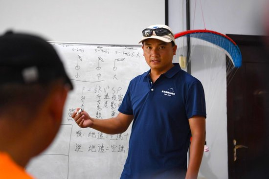 马垒在河南省林州市滑翔服务中心给学员讲解滑翔飞行理论知识（2023年6月8日摄）。新华社记者 郝源 摄