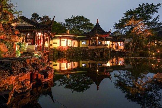  2023年4月5日拍摄的苏州网师园夜景。新华社记者 李博 摄