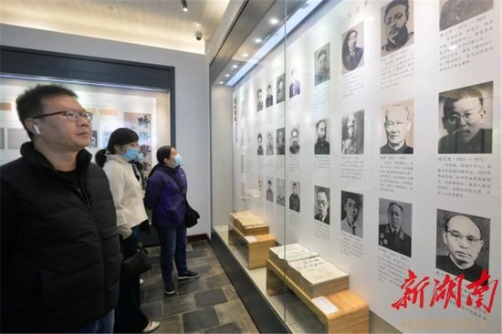  11月21日，游客在参观湖南大学岳麓书院历史陈列。