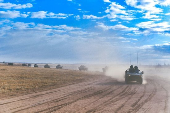  ↑陆军第81集团军某旅“松骨峰特功连”随所在营进行长途机动（2022年4月12日摄）。新华社发（李乃超 摄）