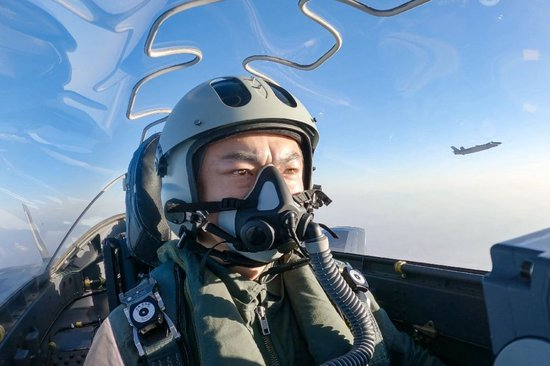  ↑全国人大代表、“强军先锋飞行大队”大队长高中强进行编队飞行训练（2023年2月9日摄）。新华社发（姜皓元 摄）