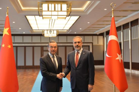  当地时间7月26日，中央外办主任王毅在安卡拉同土耳其外长费丹会谈 图：外交部网站
