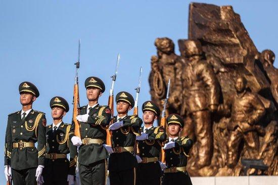 2020年10月23日，在丹东抗美援朝纪念塔敬献花篮仪式上，礼兵在仪式中准备。