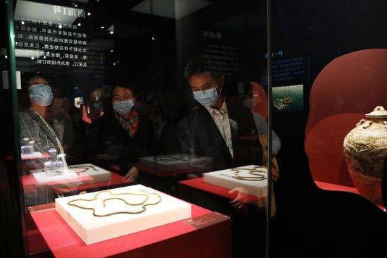 参观者在上海临港新城的中国航海博物馆航海文物展上的“南海一号”出水的宋代金项饰展柜前驻足观看（2020年12月28日摄）。新华社记者 方喆 摄