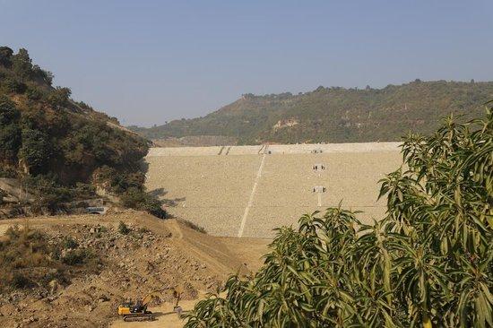这是在巴基斯坦旁遮普省拍摄的卡洛特水电站大坝。
