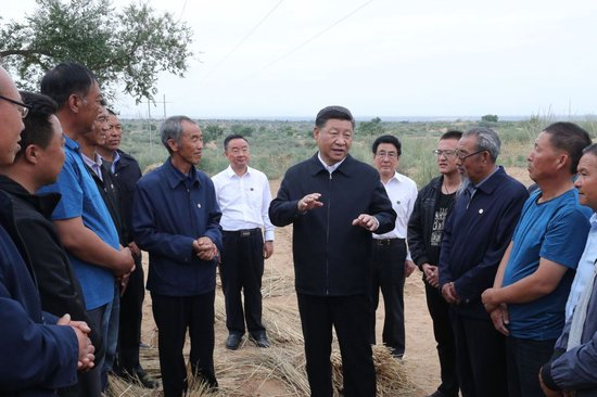 2019年8月21日上午，习近平在甘肃武威市古浪县八步沙林场同“六老汉”代表及林场职工亲切交谈。