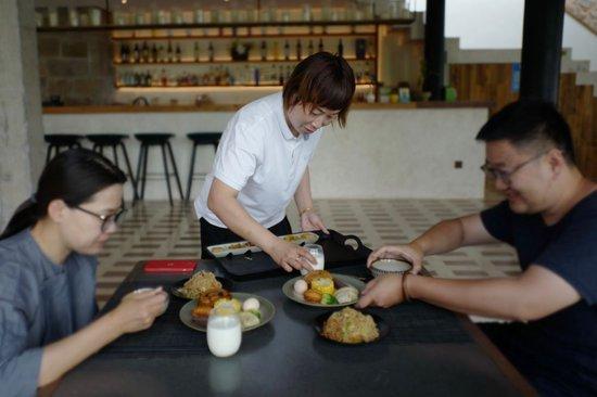 浙江臺州一家民宿內，工作人員為住客提供分餐制早餐。新華社記者徐中哲 攝