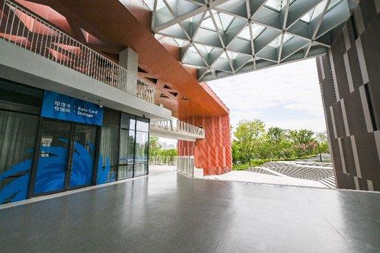 这是7月15日在成都大运村内拍摄的“冷巷”建筑。新华社记者王曦 摄