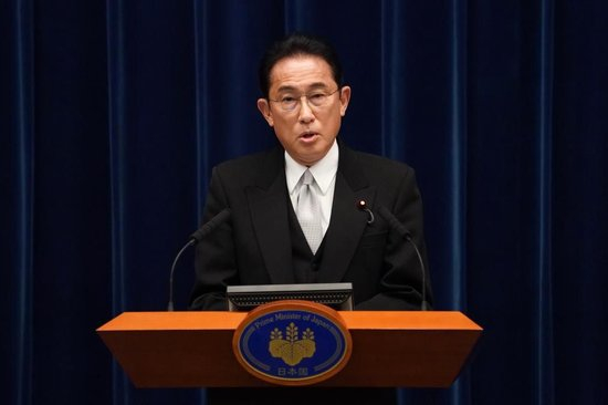 2021年10月4日,日本首相岸田文雄在日本东京首相官邸召开记者会.