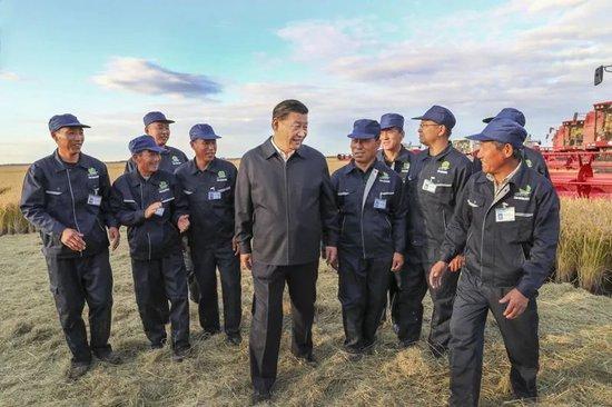 2018年9月25日下午，习近平在黑龙江农垦建三江管理局七星农场万亩大地号与农场工人们亲切交谈。新华社记者 谢环驰 摄