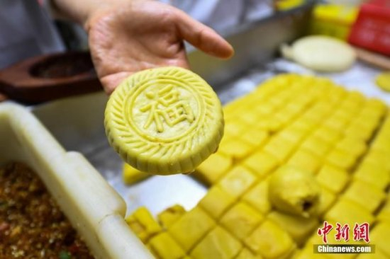 资料图：山西省太原市一月饼店，工作人员用传统技艺制作手工月饼。&nbsp;中新社记者 武俊杰 摄