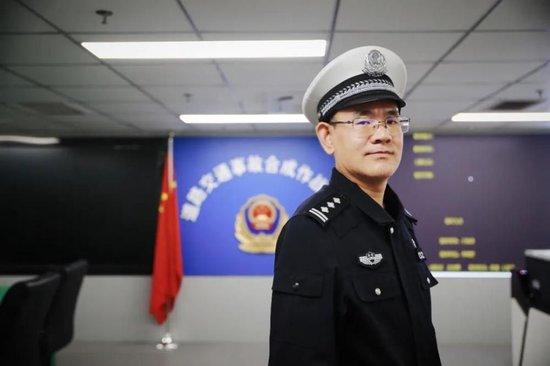 张雷历久敬佩,在我方的岗亭上“锦绣远景”。侯欣颖/摄