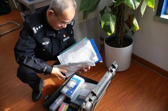 张雷向记者展示出警时捎带的用具箱。侯欣颖/摄