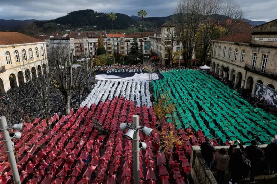 　　西班牙抗议者在毕加索画作《格尔尼卡》复制品旁边以人体马赛克的形式呈现了巴勒斯坦国旗。图源：半岛电视台