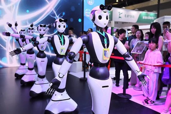  △2023年7月6日，2023世界人工智能大会上，人形机器人进行“千手观音”表演。