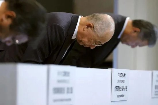 奥平总一郎等人鞠躬致歉