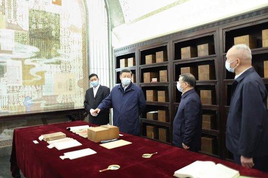 △2023年6月1日,习近平总书记在中国国家版本馆考察时,在兰台洞库了解馆藏精品版本保存情况。