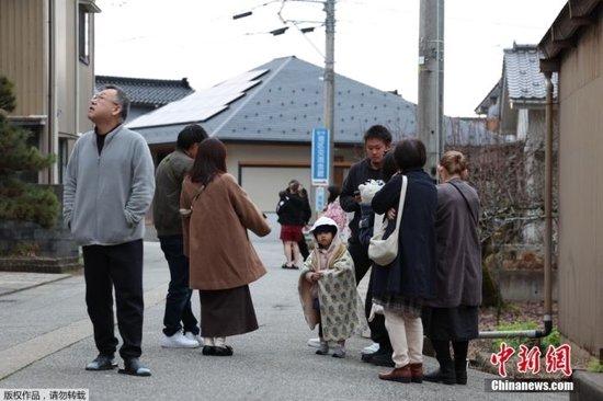  当地时间2024年1月1日下午，日本石川县能登地区发生震度7（日本标准）的地震，短时间内多次海啸警报发布，当地居民们纷纷撤离到户外进行避险。