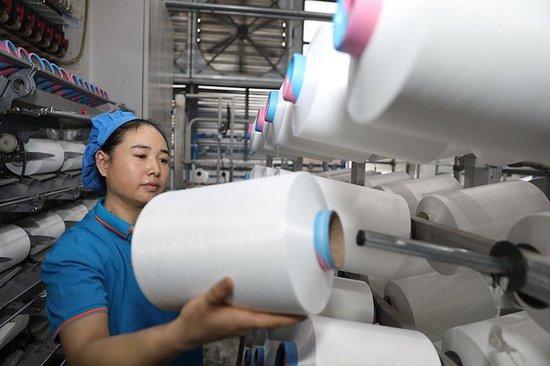  1月2日，江苏省淮安市洪泽区一纺织企业生产车间开工生产，赶制订单。