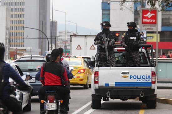 当地时间1月9日，厄瓜多尔警方在道路上采取安全措施。 图自视觉中国
