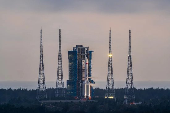 　　▲资料图片：2023年12月9日，海南文昌卫星发射中心，长征五号遥六运载火箭与卫星组合体垂直转运至发射区。（视觉中国）