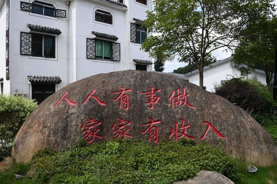  在浙江省衢州市开化县拍摄的钱塘江源头河——马金溪沿岸金星村拍摄的村庄一景（2023年8月2日摄）。新华社记者 黄宗治 摄