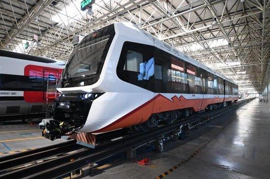  △2023年6月6日，中国中车出口阿根廷新能源轻轨车辆首列车在中车唐山公司下线。