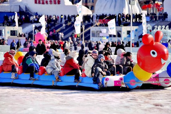 △哈尔滨松花江畔游人如织