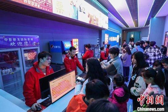   图为贵州务川一家电影院，观影者在购票、购买零食。中新网记者 瞿宏伦 摄
