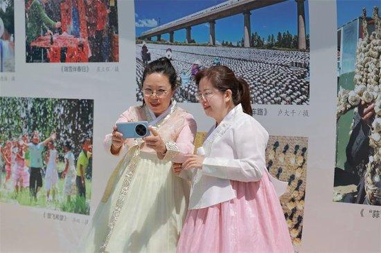 中华民族一家亲·同心共筑中国梦术展在延吉开幕