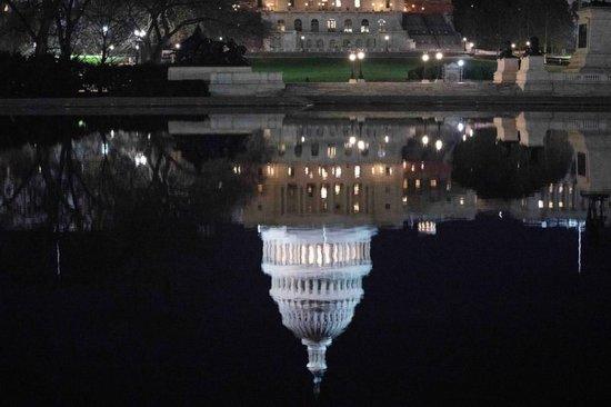  这是2月13日在美国首都华盛顿拍摄的国会大厦水中倒影。新华社记者 刘杰 摄