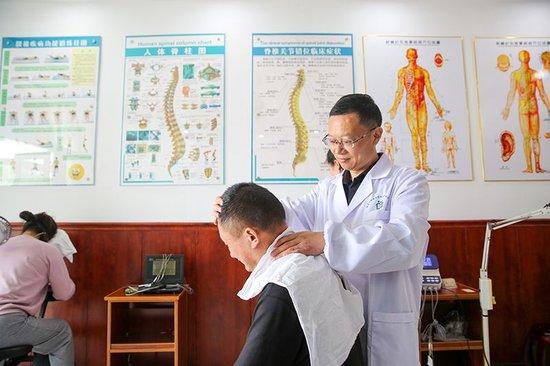 2024年5月6日，在江苏南通如皋市城南街道桃北村卫生室里的“中医阁”内，当地村民正在接受艾灸和推拿等中医诊疗。