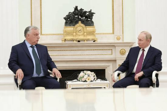俄罗斯总统普京（左）与匈牙利总理欧尔班（右） 图源：路透社